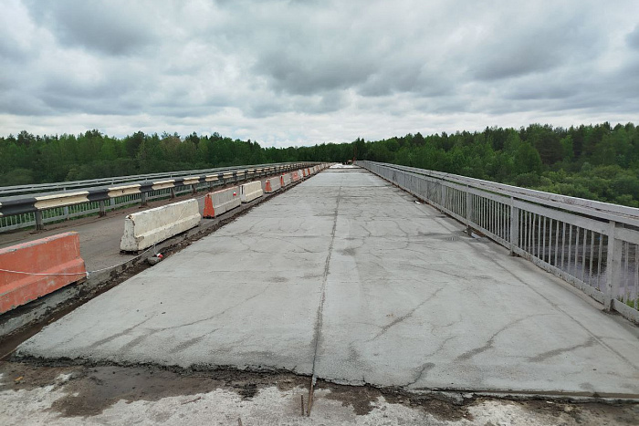 В Кировской области продолжается ремонт моста через реку Кобра.