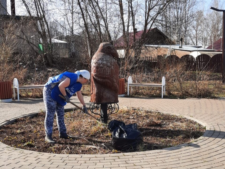Волонтеры проекта “Формирование комфортной городской среды” прибрали детскую площадку на ул. Набережной.