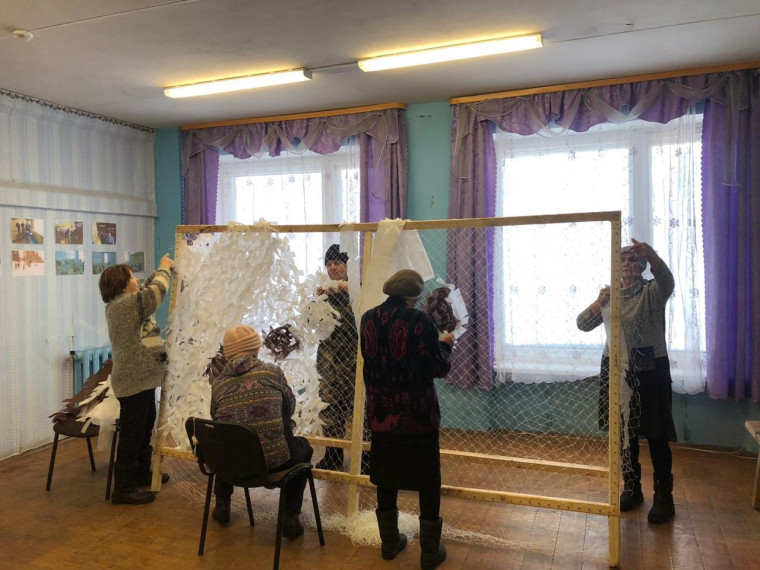 В Нагорском районе жители продолжают изготовление маскировочных сетей. В Нагорском районе жители продолжают изготовление маскировочных сетей.
