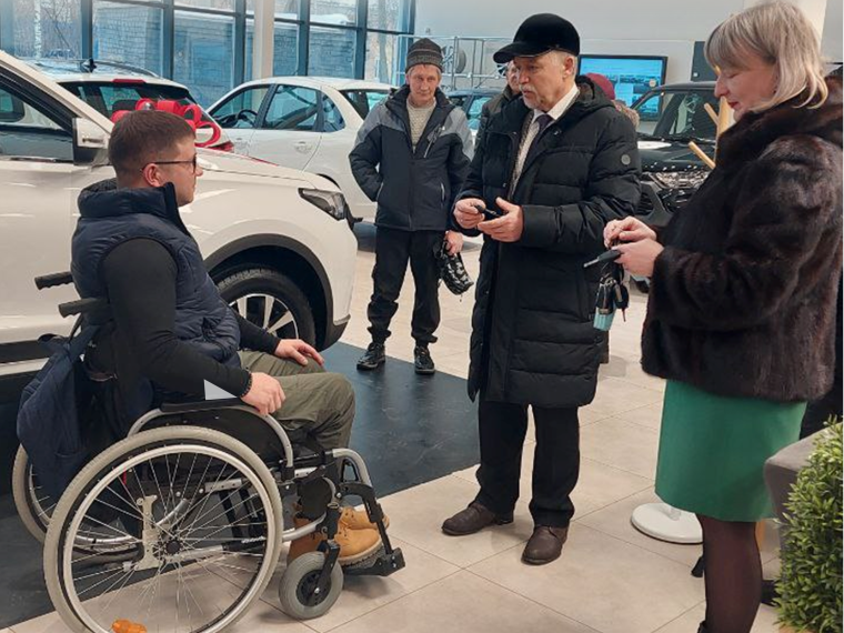 В Кировской области торжественно вручили ключи от автомобилей десяти гражданам, пострадавшим на производстве. В Кировской области торжественно вручили ключи от автомобилей десяти гражданам, пострадавшим на производстве.