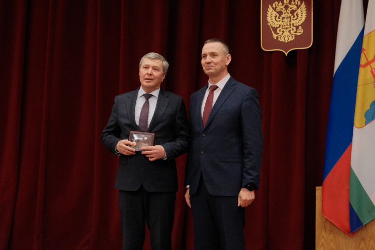 Губернатор Кировской области Александр Соколов поздравил сотрудников органов местного самоуправления с профессиональным праздником. Губернатор Кировской области Александр Соколов поздравил сотрудников органов местного самоуправления с профессиональным праздником.