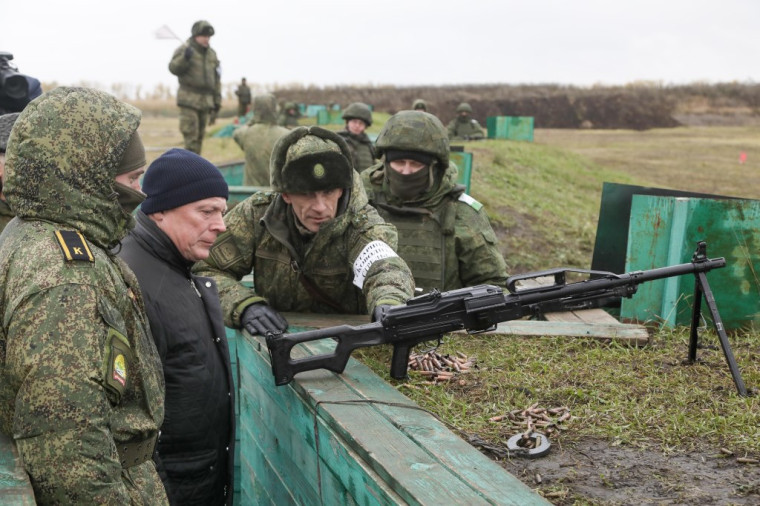 Игорь Паньшин и Олег Мельниченко проверили организацию боевого слаживания мобилизованных бойцов в Пензенской области. Игорь Паньшин и Олег Мельниченко проверили организацию боевого слаживания мобилизованных бойцов в Пензенской области.