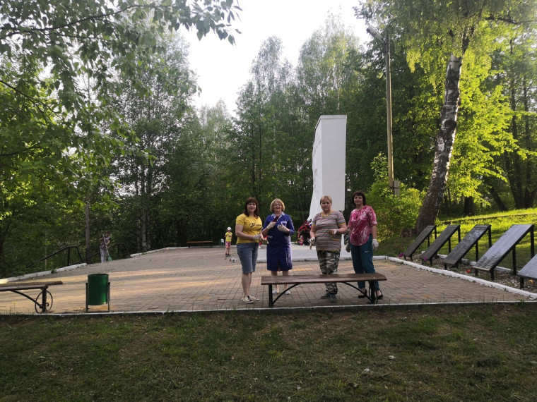 Члены партии "Единая Россия" покрасили скамейки у памятника. Члены партии "Единая Россия" покрасили скамейки у памятника.